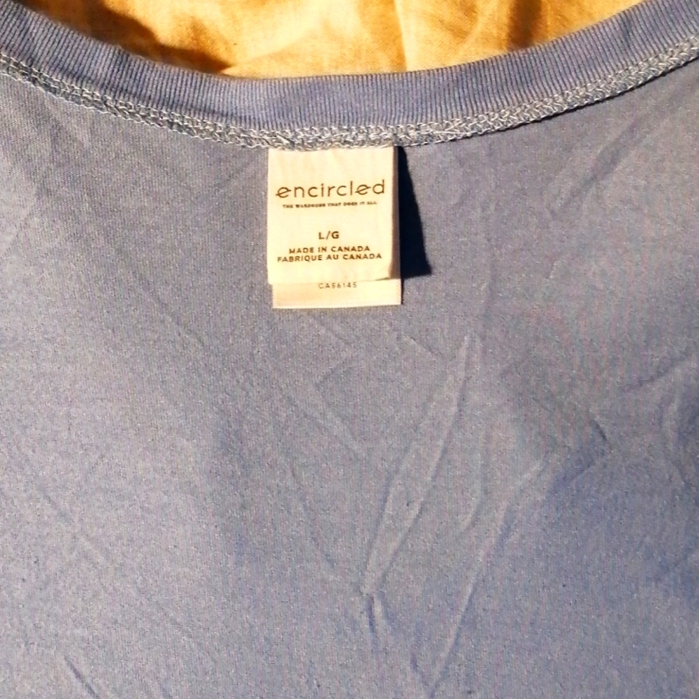 Encircled v neck t-shirt